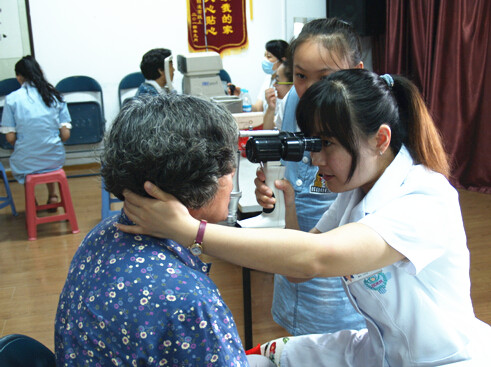 山東省眼科醫(yī)院張大夫為義診群眾進行眼部檢查